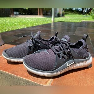 Nike Women’s Acalme Black Size 9 shoes